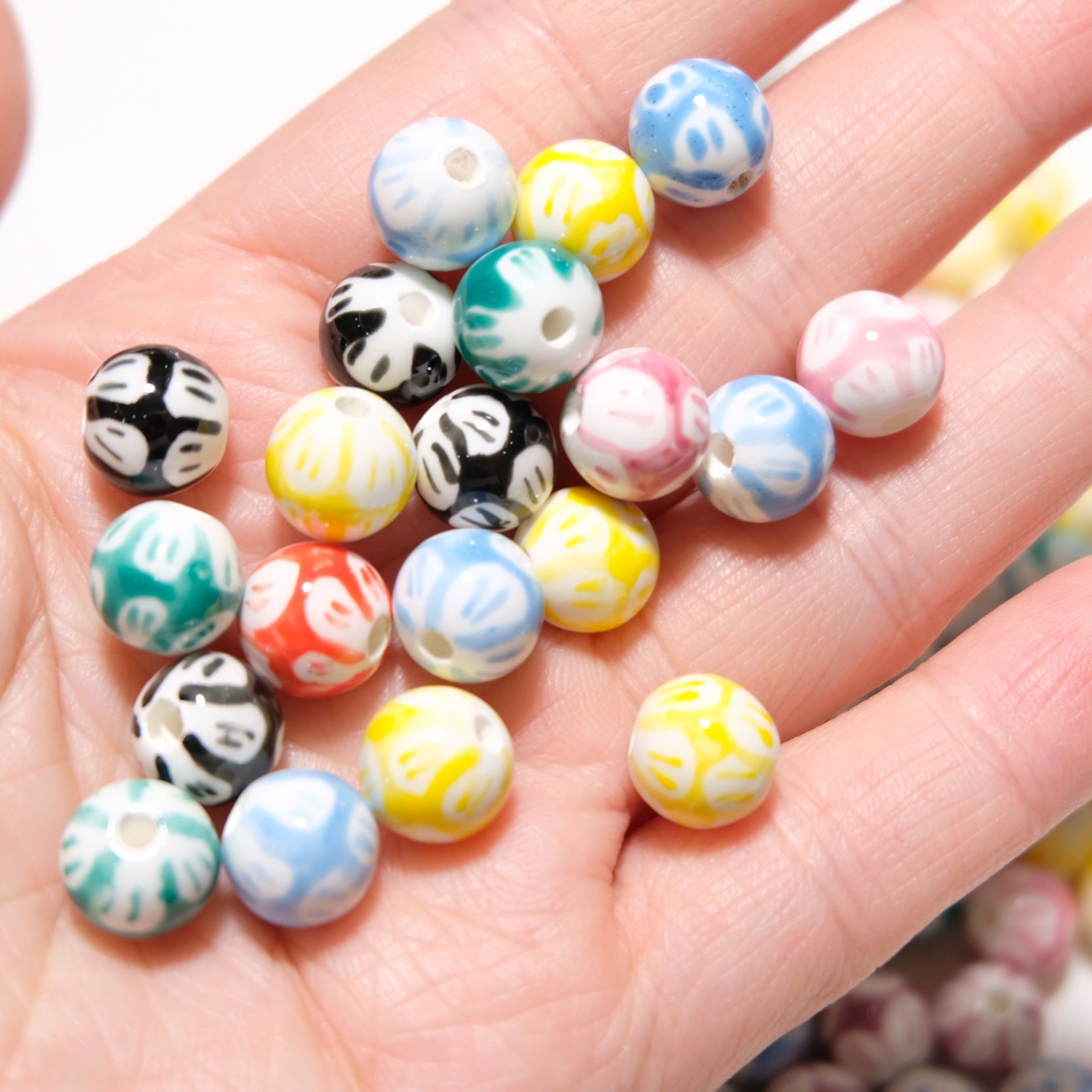 Venta al por mayor, pétalos pintados a mano de 12MM, adornos de bricolaje, cuentas de cerámica